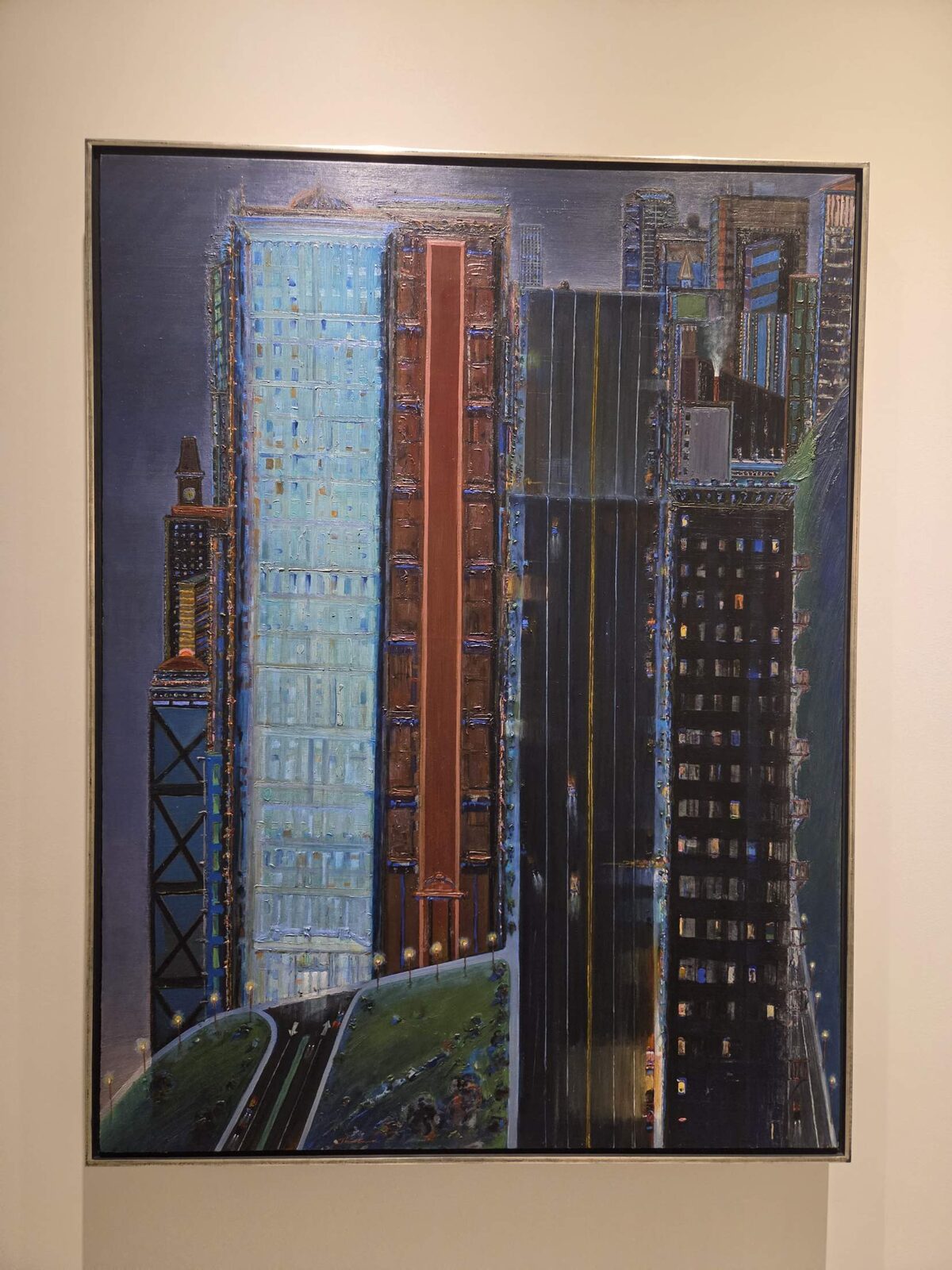 어두운 하늘 아래 고층 건물들 사이로 도로가 세로로 솟은 도시 그림