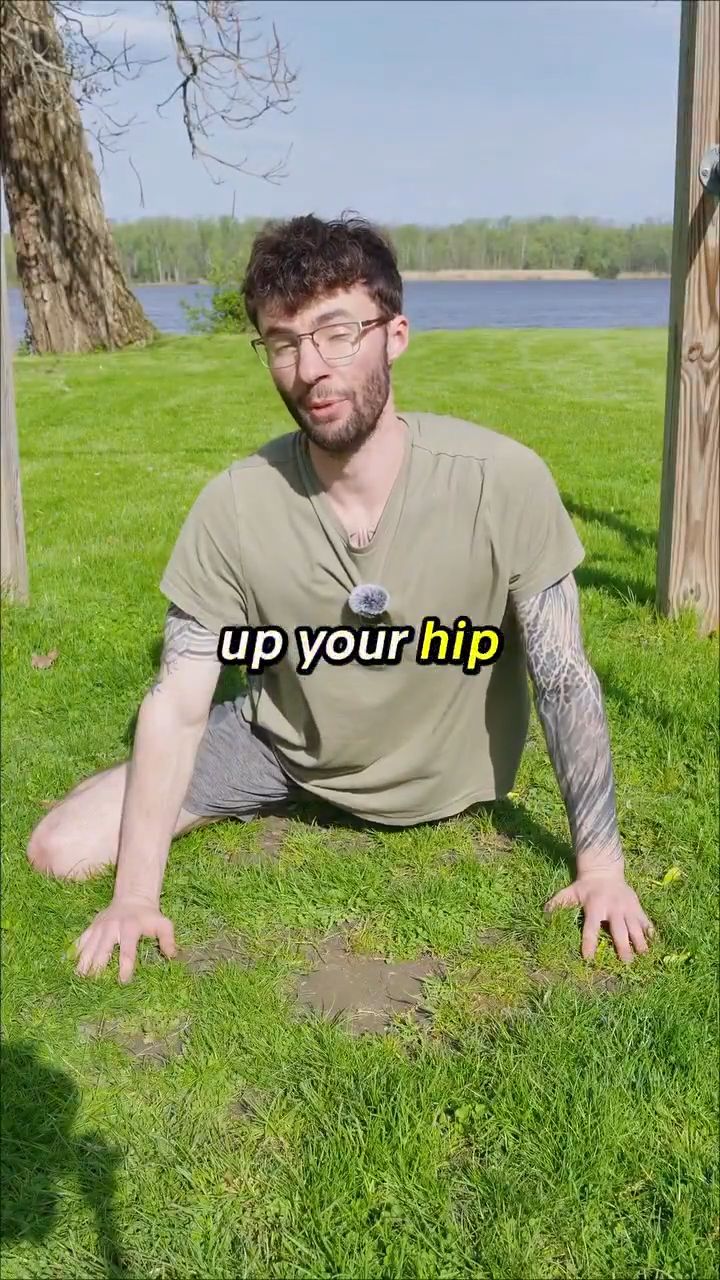 4.4s — 앉은 자세에서 한쪽 다리를 90도로 접고 반대편 뒤로 뻗은 seated hip external rotation